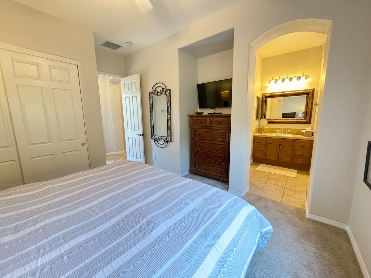 El dormitorio 2 tiene cama tamaño king, TV Samsung y baño conectado 2.