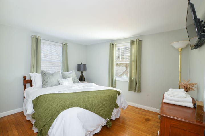 Queen Bedroom 1  with Smart TV - First Floor