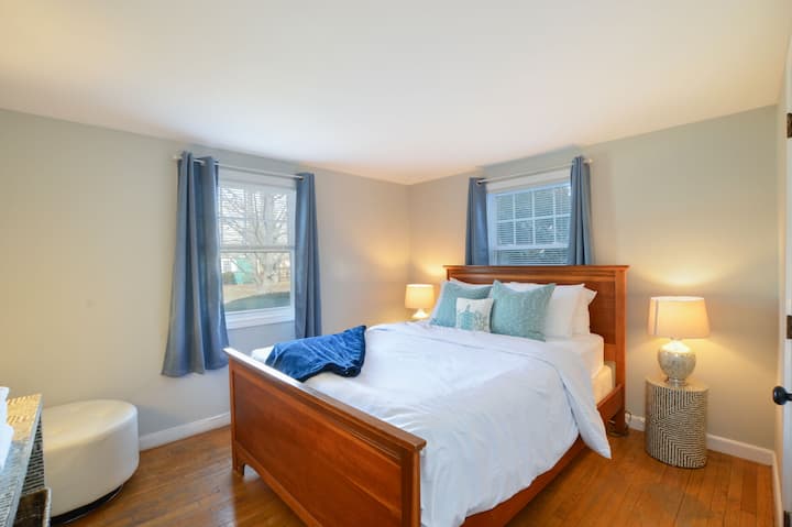 Queen Bed - 1st Floor