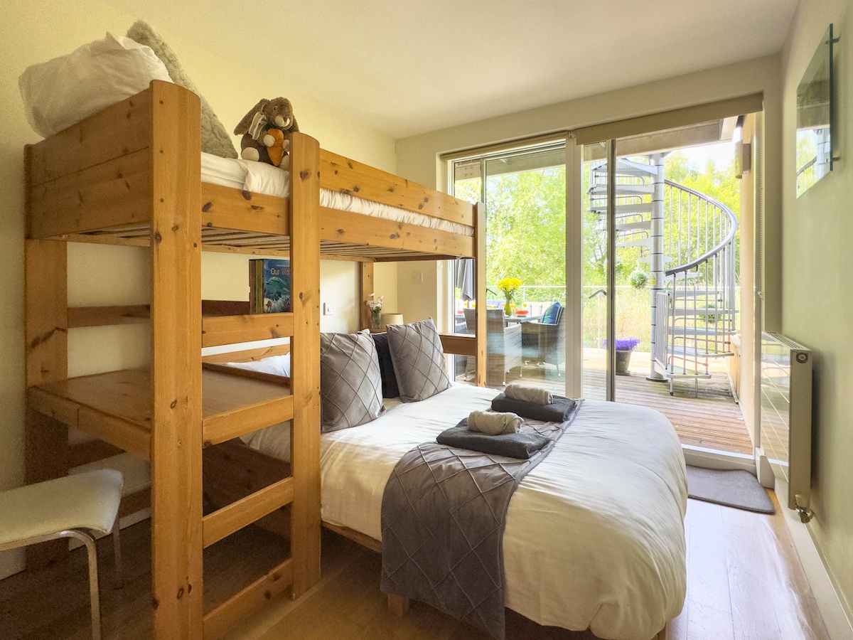 上面有单人床，下方有双人床。