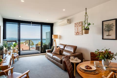 Top Airbnb: Views! Waterfront location. Bayview Luxe in Geelong