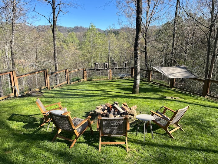 Mid-Century Mountain Magic! Rare fenced yard! - Cabins for Rent in