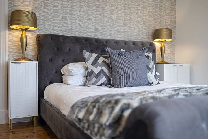 Clifton YOLO Spaces – Clifton Boutique Apartment A gallery image 4