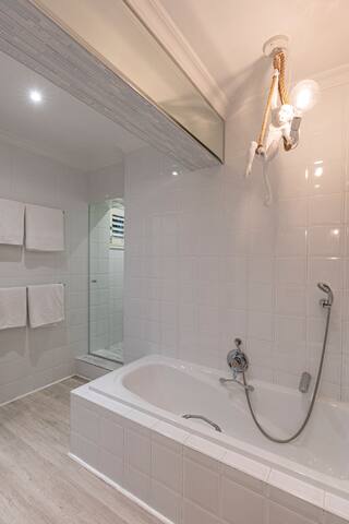 Clifton YOLO Spaces – Clifton Boutique Apartment B gallery image 3