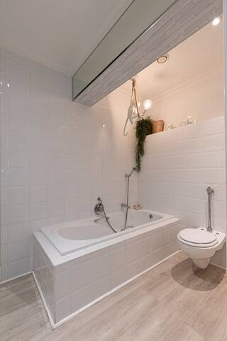 Clifton YOLO Spaces – Clifton Boutique Apartment B gallery image 2