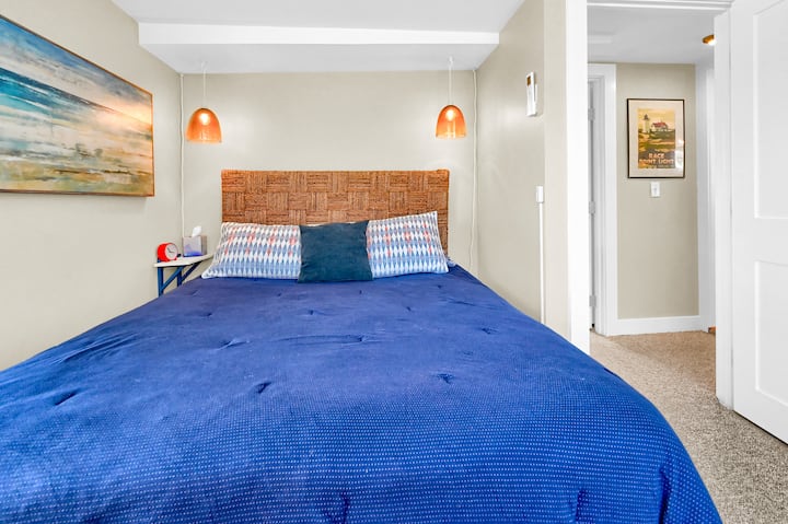 Bračni krevet (160x200), bračni ormar i spremište te udobna stolica za čitanje.