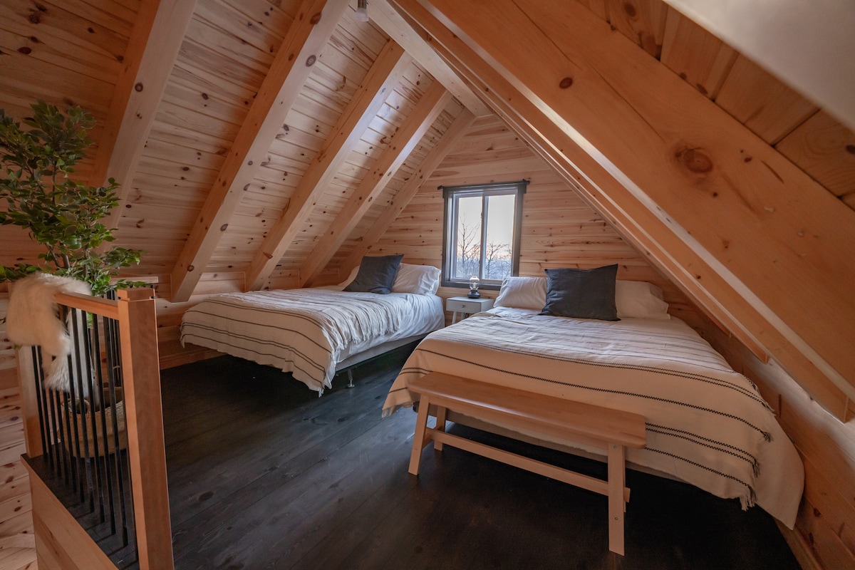 Spálňa na poschodí s 2 manželskými posteľami veľkosti Queen je veľmi útulná. 