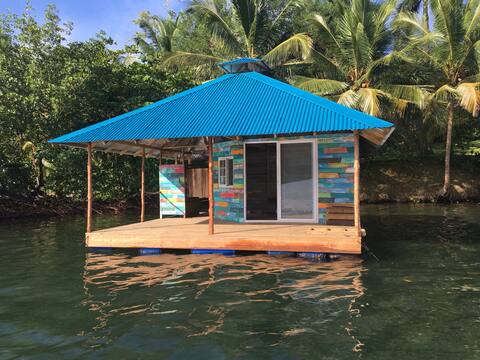 Floating lodge El Toucan Loco