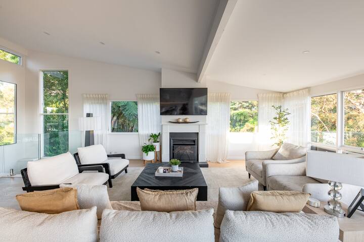 Spectacular Middle Harbor & CBD views gallery image 3