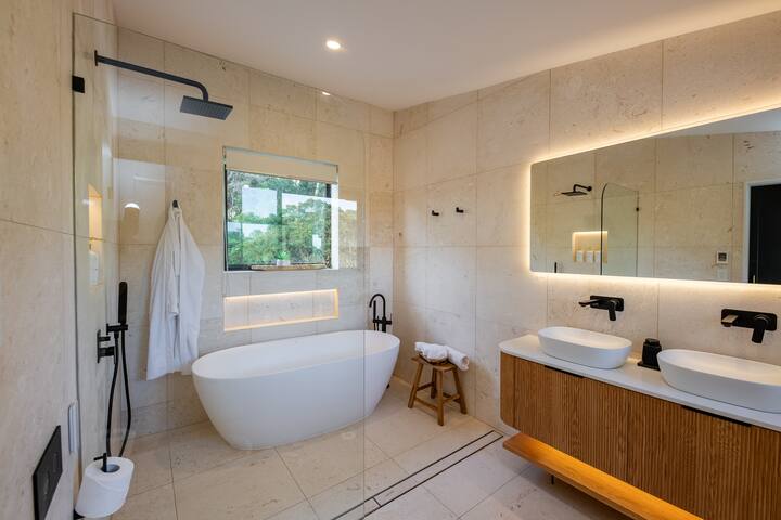 Spectacular Middle Harbor & CBD views gallery image 5