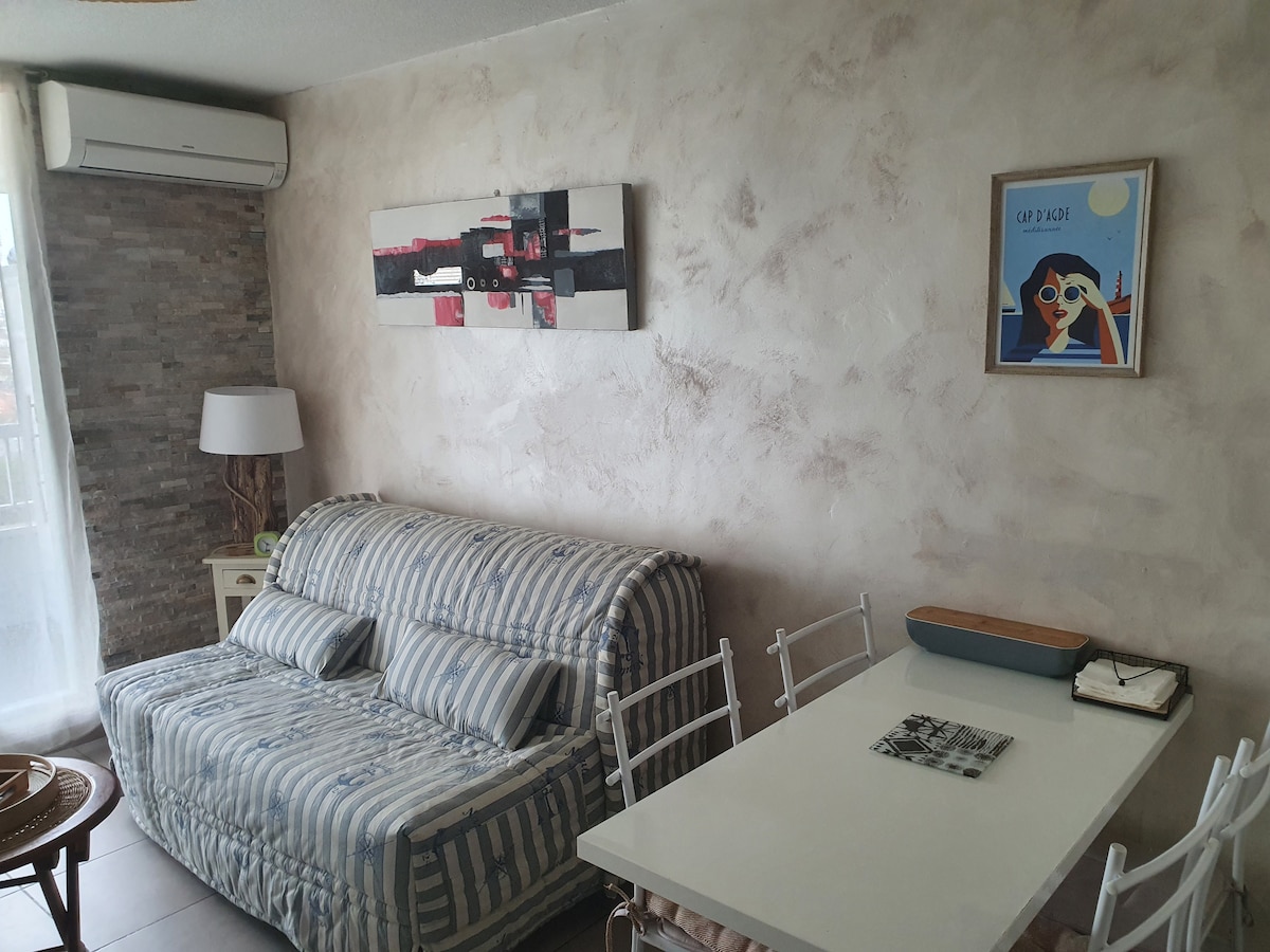 Popular Airbnb listing: Beautiful Studio with Parking, Fiber, Air Conditioning in Agde