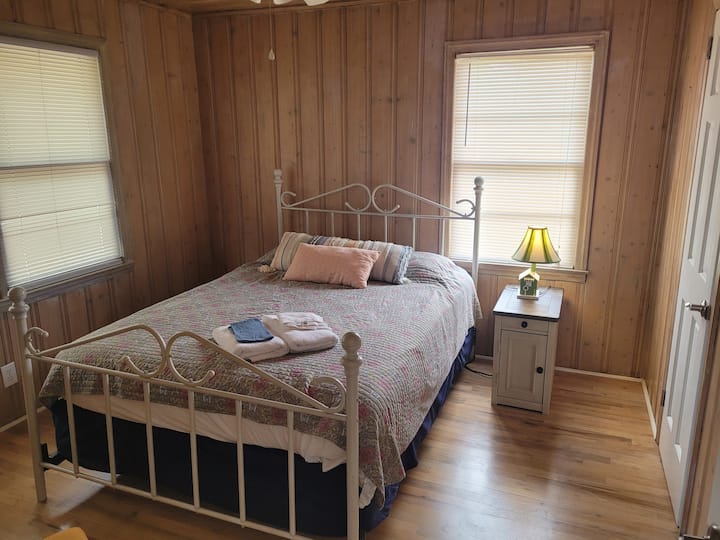 Posteľ veľkosti Quin s nočným stolíkom, do ktorej môžete pripojiť   telefón. Rovnaké stoličky  a skrinky s vešiakmi na vaše a rodinné oblečenie.