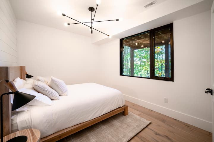 เตียงควีนไซส์ + มีเตียงเด็กอ่อนในห้องนี้ซึ่งไม่ได้อยู่ในรูป