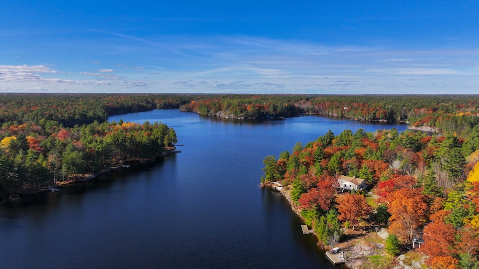 Edgewater Cottage, high in the Muskoka pines, Gravenhurst, Ontario, Canada, photo 7 of 10