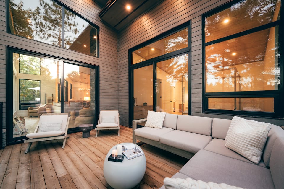Edgewater Cottage, on a Muskoka lake, Gravenhurst, Ontario, Canada, photo 1 of 10