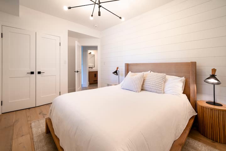 เตียงควีนไซส์ + มีเตียงเด็กอ่อนในห้องนี้แต่ไม่ได้อยู่ในรูป