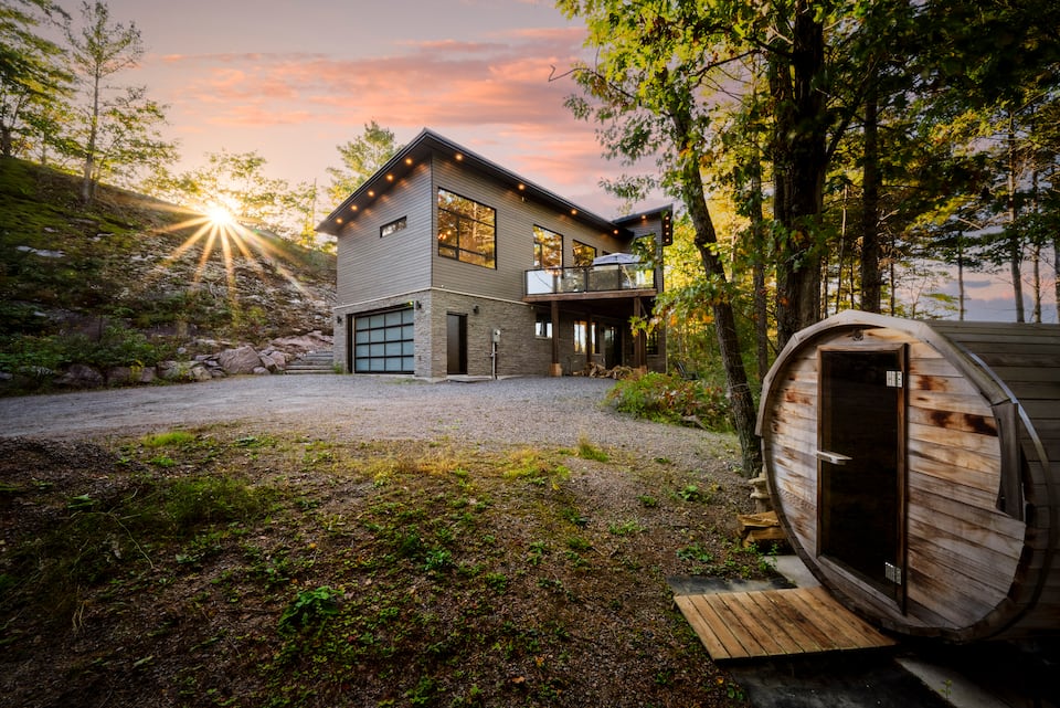 Edgewater Cottage, on a Muskoka lake, Gravenhurst, Ontario, Canada, photo 10 of 10