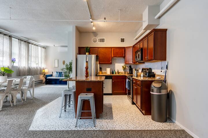 BIG Downtown Penthouse|Vintage 3bd (GYM+Balcony) gallery image 4