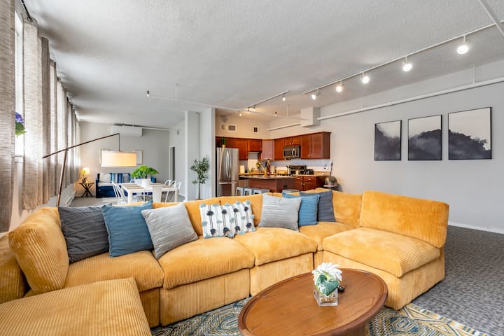 BIG Downtown Penthouse|Vintage 3bd (GYM+Balcony)