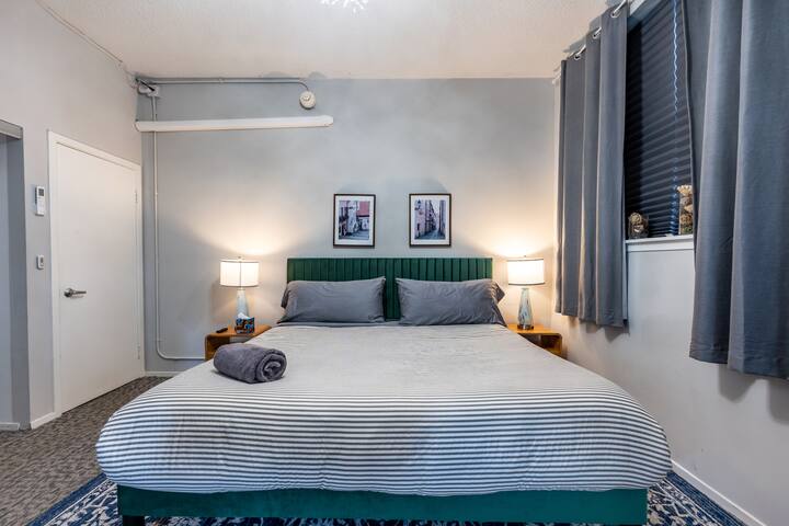 BIG Downtown Penthouse|Vintage 3bd (GYM+Balcony) gallery image 5