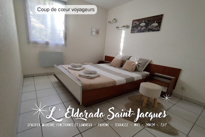 غرفة واسعة ومضاءة جيدًا توفر راحة كاملة مع سريرها المزدوج الكبير وخزانة الملابس المدمجة والطاولات بجانب السرير.