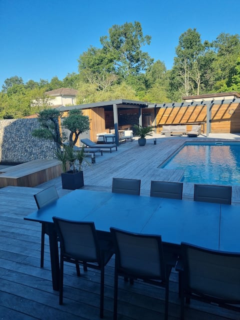 Belle villa avec piscine.