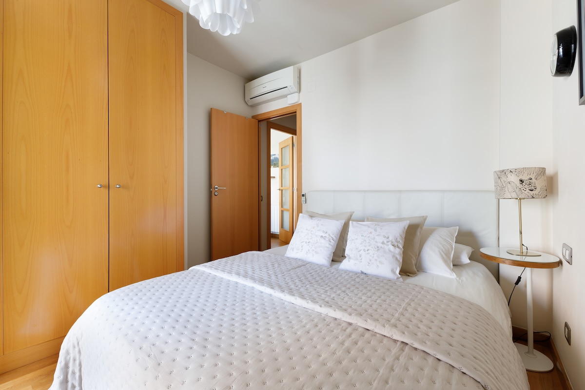 El dormitorio principal está equipado con los armarios de tamaño completo para dos.