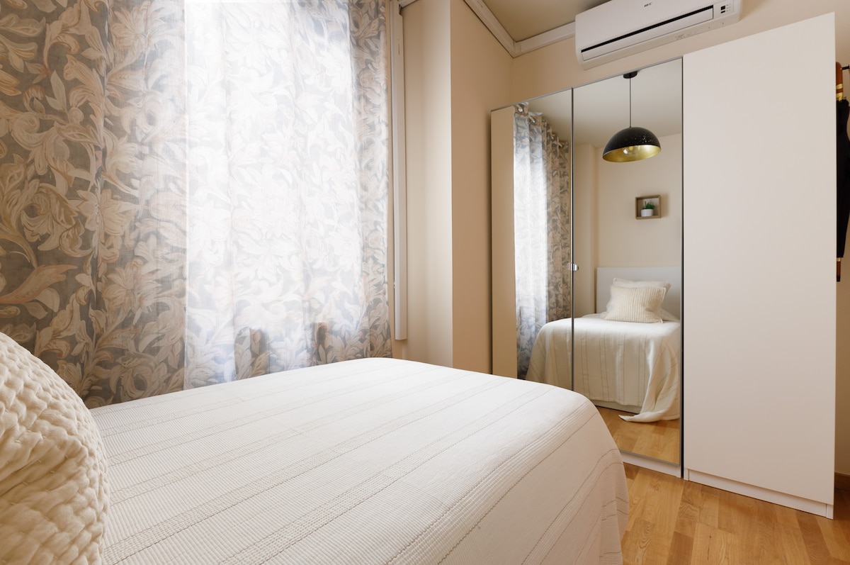 El tercer dormitorio está equipado con una cama de 80 cm, aire acondicionado y armarios de 30 cm.