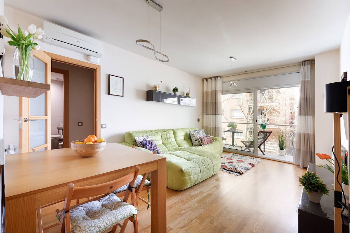 La ventana a gran escala da mucha luz, la orientación noroeste elimina la luz solar directa, lo que reduce el calor excesivo. Todas las ventanas se pueden cubrir con escudos externos. 