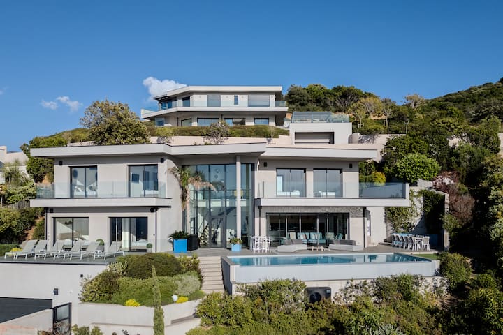 Upscale villa, heated pool and sea view