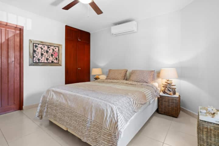 ห้องนอนใหญ่พร้อมห้องน้ำในตัว 