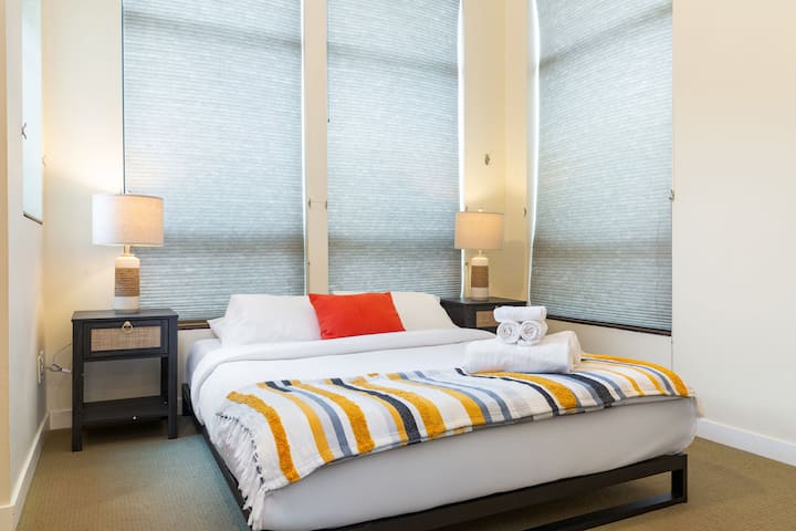 卧室绿洲：明亮迷人，配备舒适的床上用品、时尚的装饰和温馨的照明！