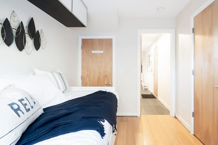 卧室度假胜地：时尚的设计，配有豪华的床和诱人的装饰，让您尽情放松身心。