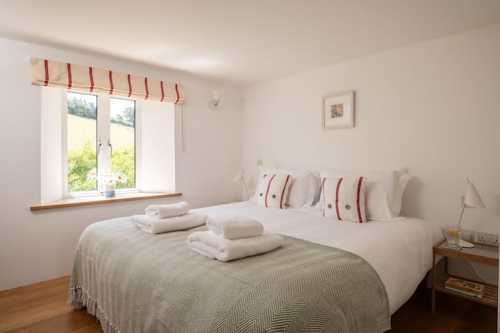 Camera matrimoniale al piano terra. Il letto può essere separato per avere due letti singoli.