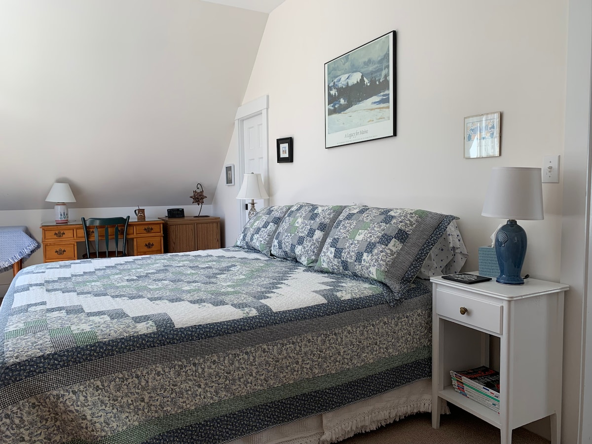 加大双人床。衣柜里有额外的枕头