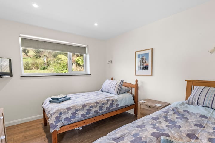 3号卧室配有2张单人床，其中一张床下方配有1张带轮小床。 