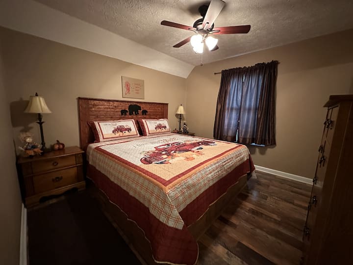 Dhomë gjumi në katin e mesëm me krevat dopio "King"