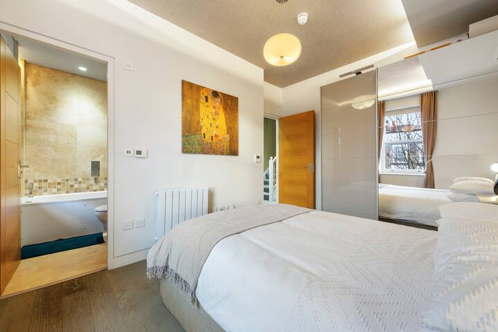 Spacious 3 Bed, 4 Bath Flat in Central London gallery image 5