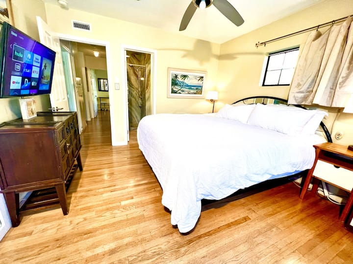 Kingsize-Bett öffnet sich zum Pool. Privates neues renoviertes Badezimmer im Jahr 2025. Wunderbares Licht, Verdunkelungsvorhänge, 42-Zoll Smart-TV, Deckenventilator, Klimaanlage, Zentralheizung, verspiegelter großer Schrank, originale Eichenböden, 2025.