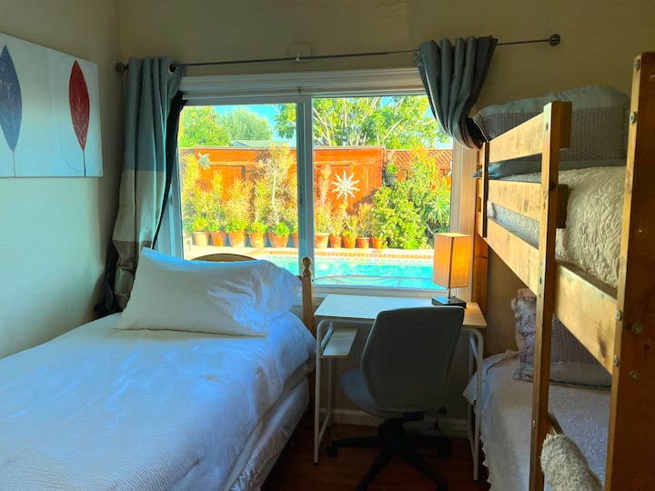 Kinderzimmer/Etagenbett, Doppelbett, 3 Einzelbetten (einschließlich Etagenbett).  32-Zoll-Fernseher mit Roku/Smart-TV-Apps, Hulu, Disney+, Prime, Paramount, Apple+ Klimaanlage, Zentralheizung, Deckenventilator.  Verdunkelnde Vorhänge. Blick auf den Pool. Schreibtisch.