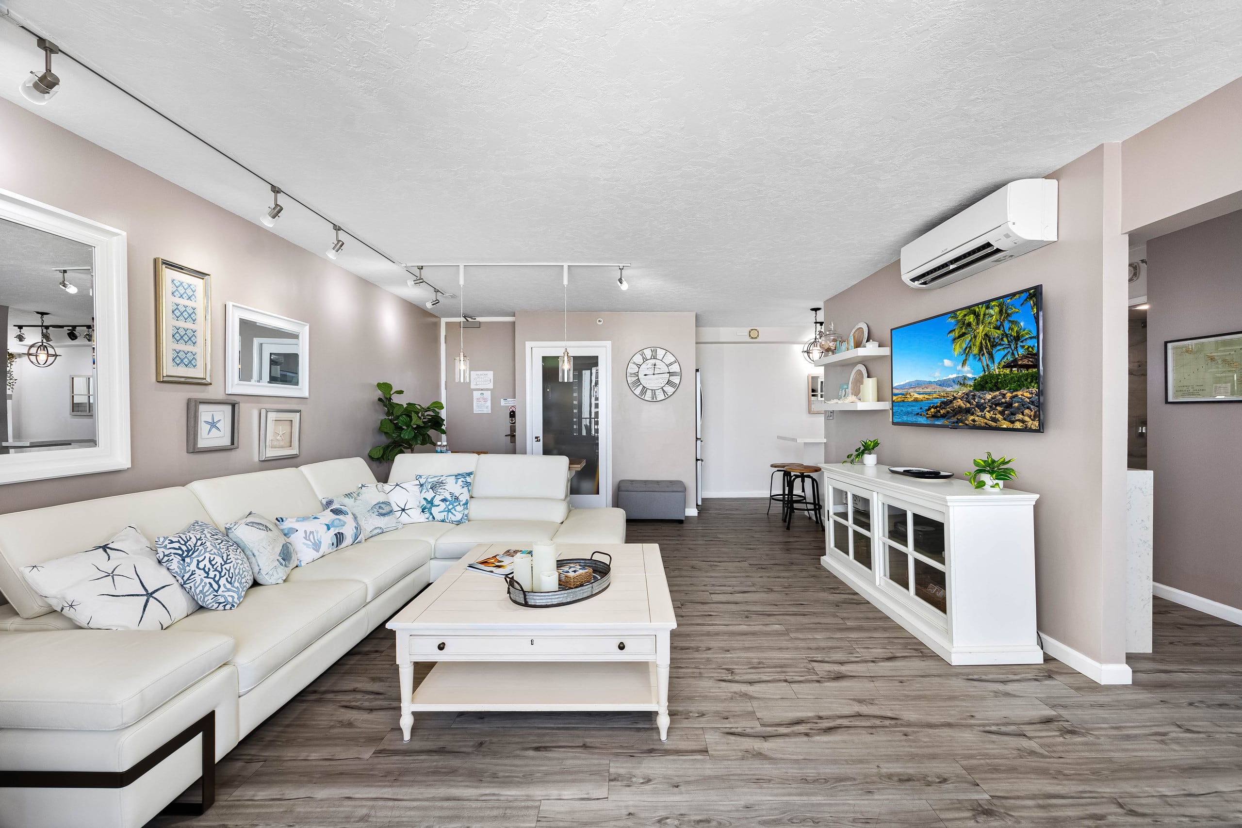 Condo in Honolulu · ★4.95 · 1 bedroom · 1 bed · 1 private bath - Image 4