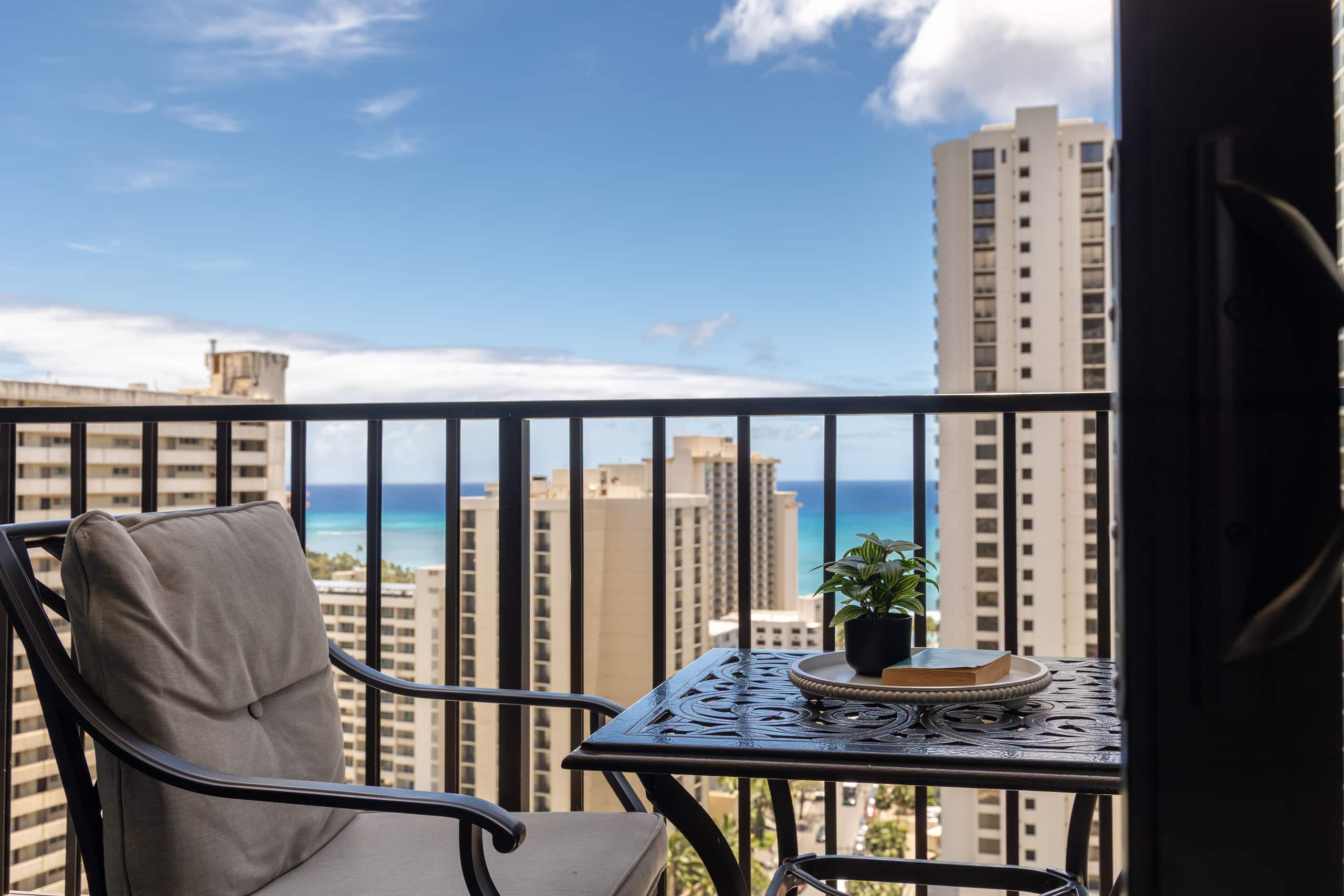 Condo in Honolulu · ★4.95 · 1 bedroom · 1 bed · 1 private bath - Image 42