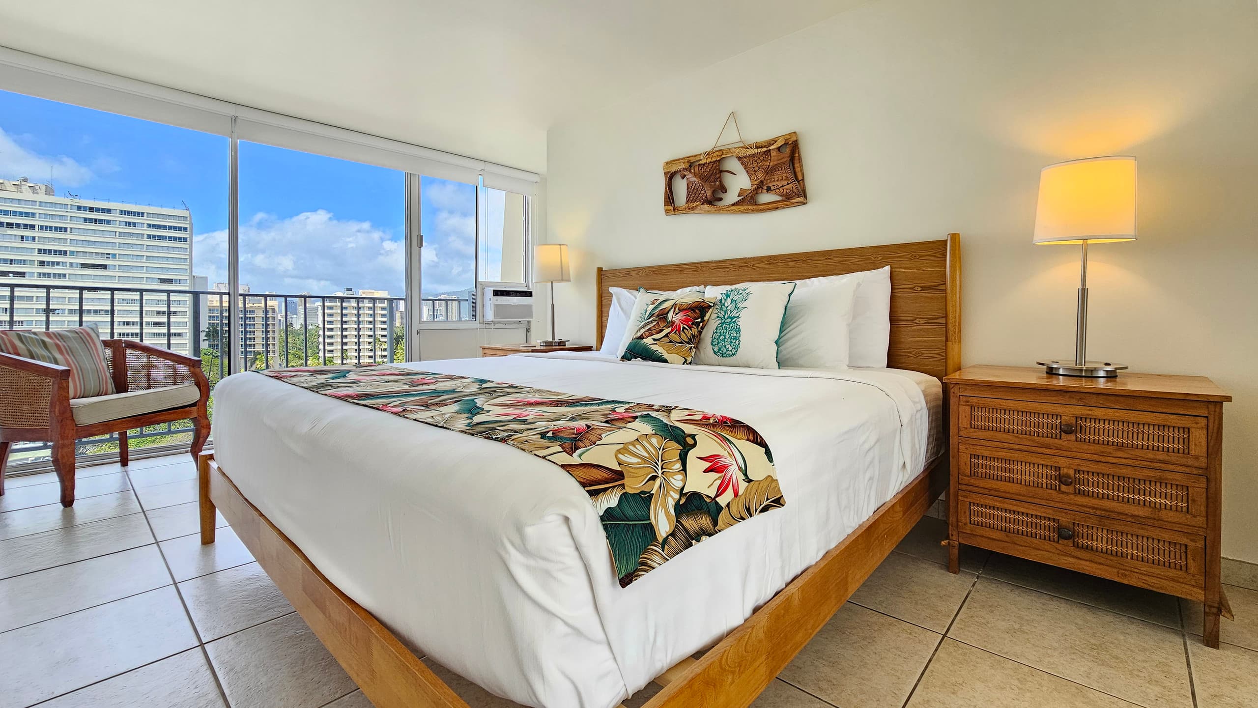 DHBH 1101 A loved Gold Coast Condo - Image 1