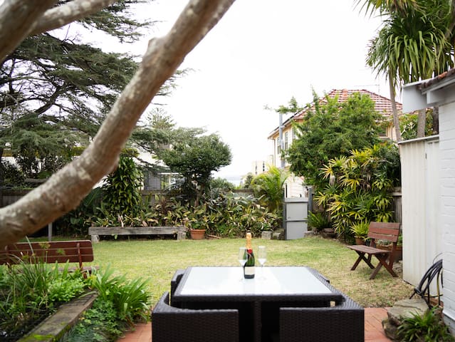 Manly Wharfside retreat – large private garden.