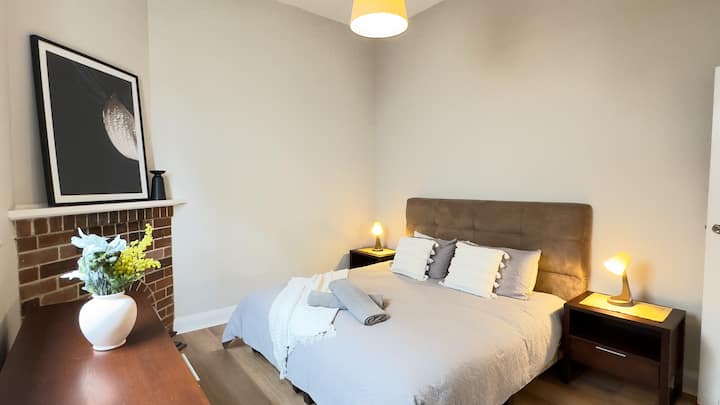 חדר שינה קווין עם אח. 