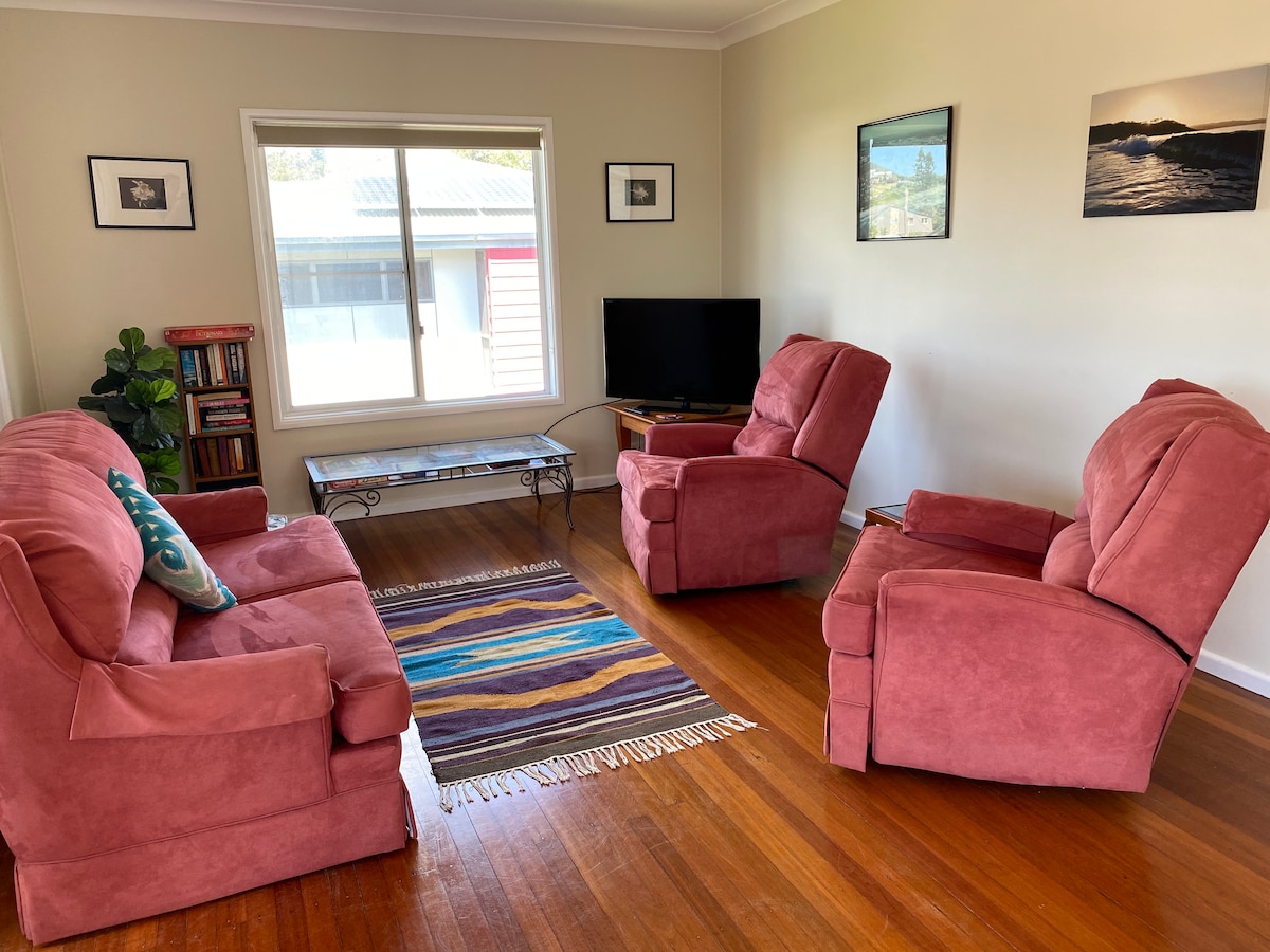Popular Airbnb listing: Forster Beach House opposite One Mile Beach in Forster