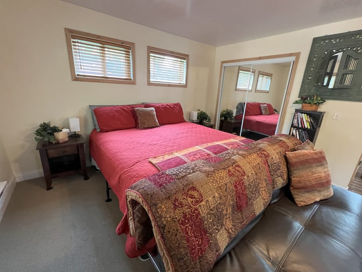 Veľká manželská posteľ so zrkadlovými dverami skrine