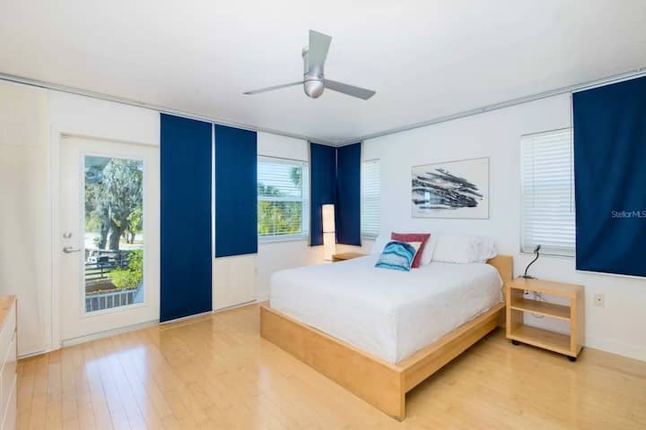 楼上2号卧室/大号床垫。  通往泳池和露台的外门。 
Port-提供婴儿床。