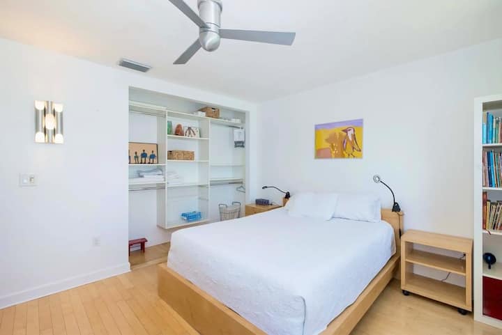 楼上3号卧室；标准双人床 