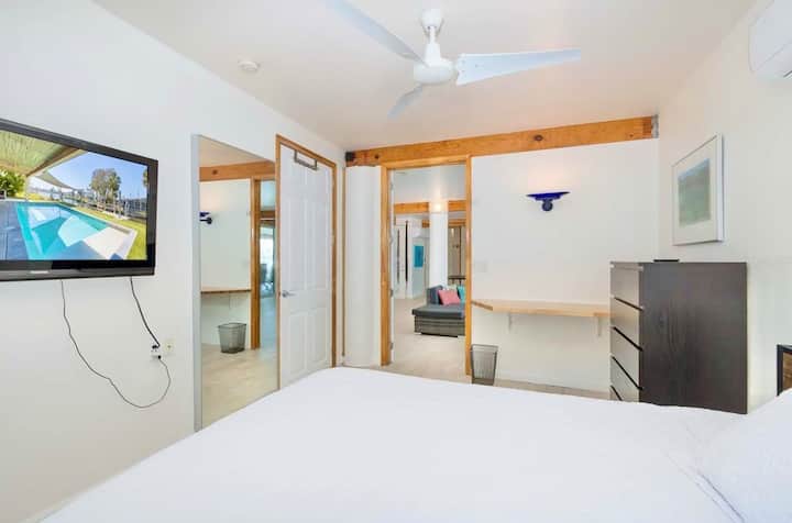 楼下的卧室2 ：
-标准双人床-温馨床垫， 
-分体式空调/暖气和吊扇
-Roku电视-流盒。